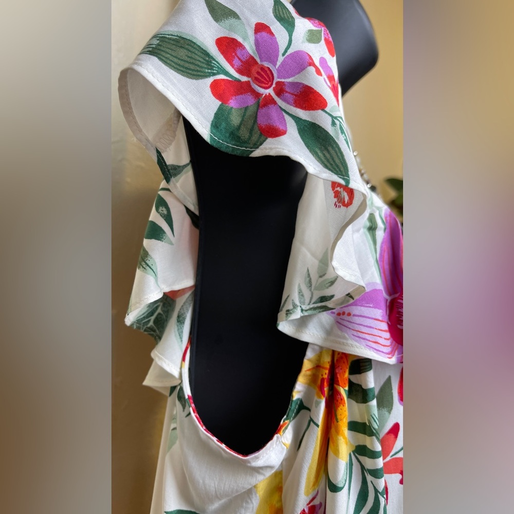 Old Navy Floral Ruffle Top - Large🌼🌺 - Picture 3 of 8